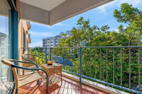 Seaside Oasis with Balcony along the Esplanade, Darwin